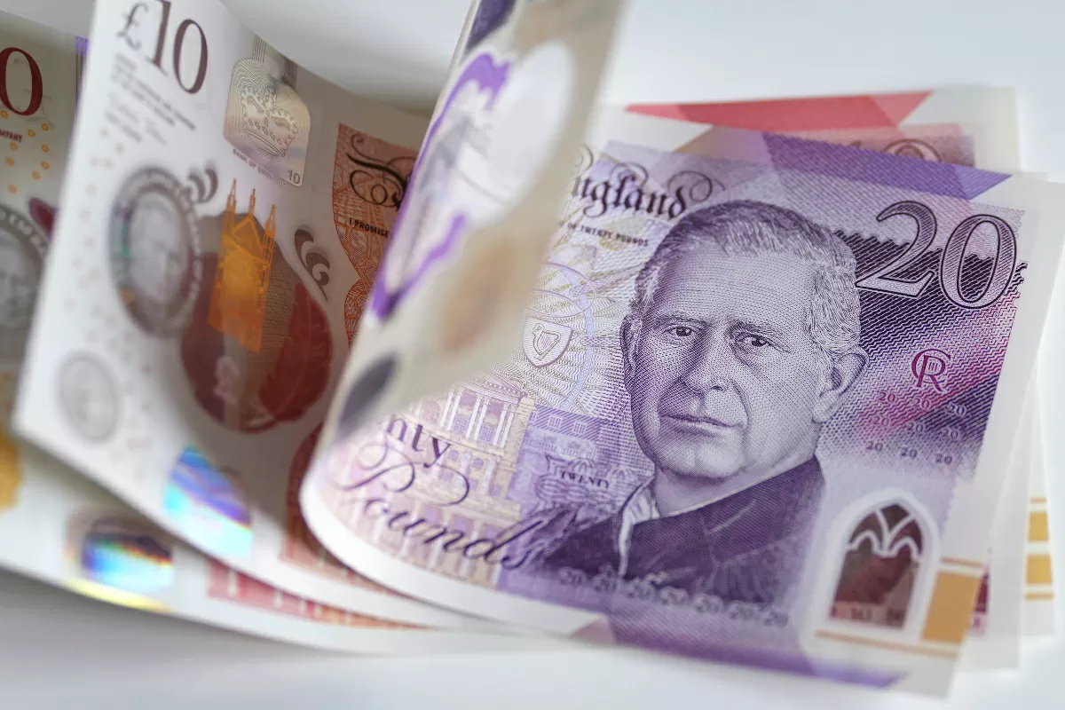 Consumer confidence slips in latest setback for Labour