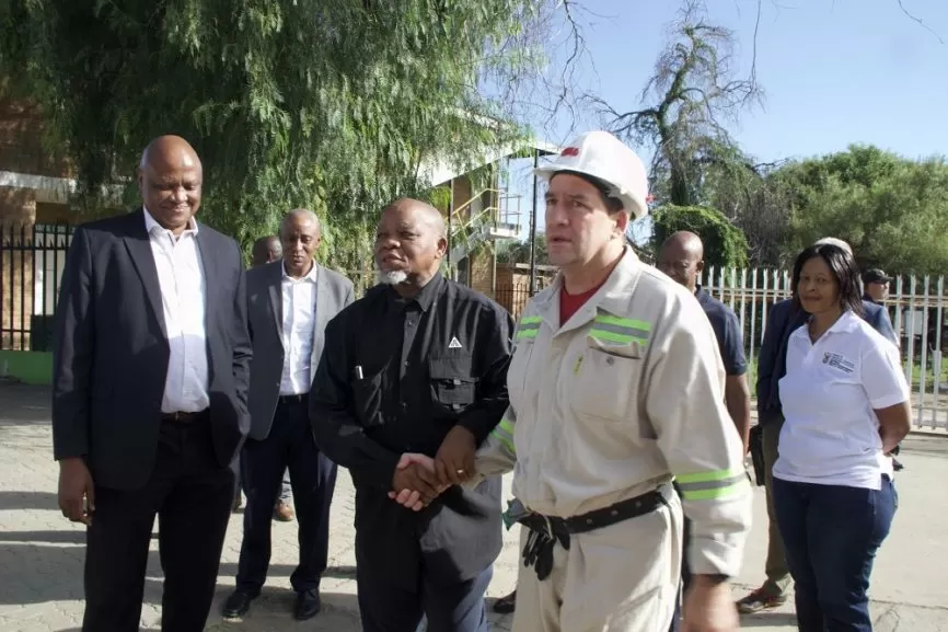 Gwede Mantashe To Descend Ekapa Minerals Shaft As Rescue Efforts Continue For Five Trapped Kimberley Miners
