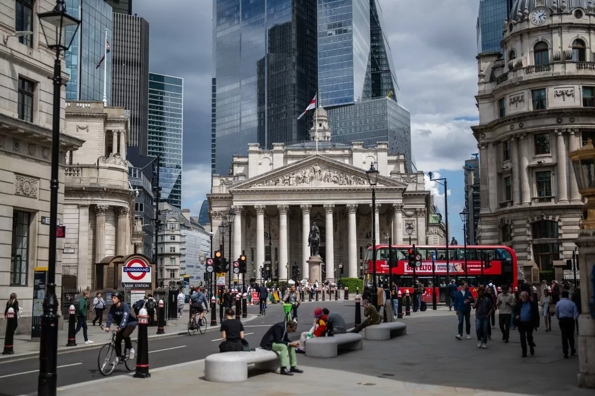 Oil price surge pushes investors to bet against interest rate cut