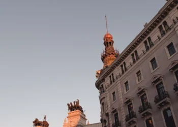 “Exploring the Bright Side of Economía: Dispelling Negative Stereotypes”