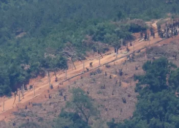 South Korea fires warning shots after Northern troops cross border