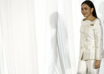 Royal endorsement confirms Shinawatra heiress as new Thai PM
