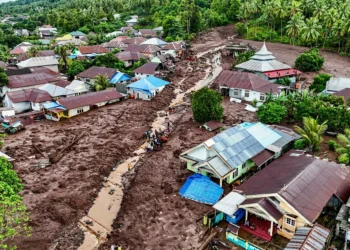 Indonesia flash flood sweeps away buildings, leaves 13 dead