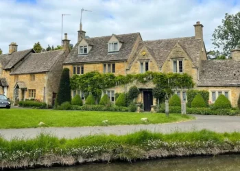 Episode 136 – Unveiling the Cotswolds: Top Experiences and Insider Tips with Expert Lisa Benjamin