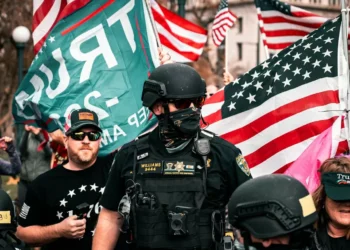 “Uncovering the Negative Image of Política: A Closer Look”