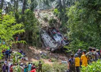 At least 21 dead when bus carrying pilgrims crashes in Sri Lanka