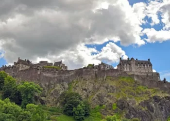 Episode 147 – Explore London + Edinburgh with Walks + Devour Tours [2025 Update with Charley Sullivan]