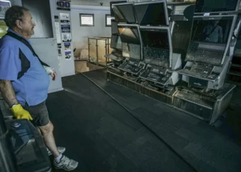 Massive floods kill 5, damage 10,000 properties in eastern Australia