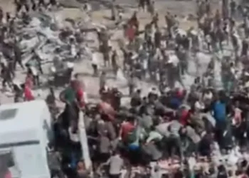 WATCH: Gazans Loot United Nations Aid Trucks