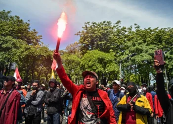 3 dead in Indonesia after angry mob torches regional parliament building