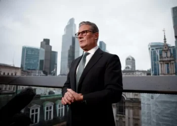 Business confidence drops in blow to Labour