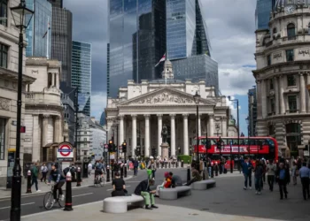 Bank to business lending growth to halve amid global tensions