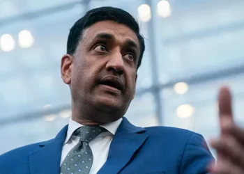 Dem Rep. Khanna Reads Names of 4 Men in Epstein Files with No Connection to Epstein